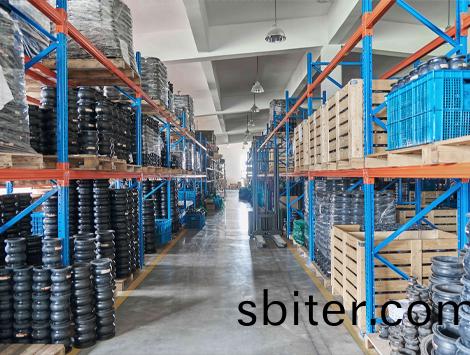 宽敞的橡胶产品仓库